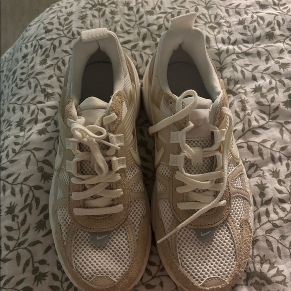 Nike V2K shoes - Picture 3 of 4